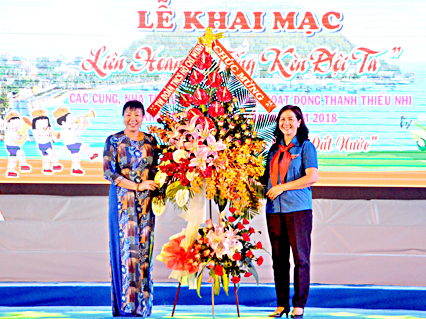 Chị Hoàng Tú Anh, Phó Chủ tịch Hội đồng Đội Trung ương, Giám đốc Trung tâm hỗ trợ và phát triển thiếu nhi Việt Nam (phải) tặng lẵng hoa cho bà Nguyễn Thị Men, Giám đốc Nhà Thiếu nhi Tỉnh BR-VT, Phó Trưởng Ban tổ chức Liên hoan.
