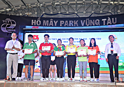 Nhạc sĩ Hoàng Lương (bìa trái) và nhạc sĩ Võ Lê (bìa phải), đại diện Hội Văn học-Nghệ thuật tỉnh trao Giấy khen cho 6 đội có tiết mục biểu diễn xuất sắc về BR-VT.