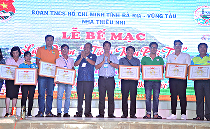 Đại diện Ban tổ chức trao Bằng khen của Hội Đồng Đội Trung ương cho các đơn vị tham gia Liên hoan.