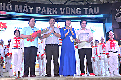 Anh Lê Văn Minh, Bí thư Tỉnh Đoàn, Trưởng Ban tổ chức Liên hoan và bà Nguyễn Thị Men, Giám đốc NTN tỉnh BR-VT, Phó Trưởng ban tổ chức Liên hoan trao cúp đăng cai Liên hoan Tiếng kèn Đội ta khu vực phía Nam lần thứ IX - năm 2020 cho đại diện Nhà Thiếu nhi TP. Đà Nẵng