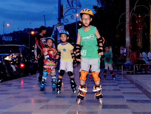 Các em nhỏ CLB Patin Vũng Tàu tập luyện ở Công viên Bãi Trước.