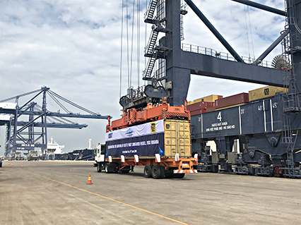Cảng container quốc tế SSIT đón chuyến tàu container đầu tiên.