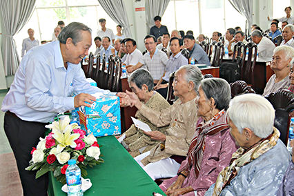 Phó Thủ tướng Thường trực Chính phủ Trương Hòa Bình thăm và tặng quà Mẹ Việt Nam Anh hùng, gia đình chính sách tại tỉnh Tiền Giang.