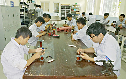 Giờ học thực hành của HS Trường CĐ Kỹ thuật Công nghệ BR-VT. Ảnh: HOÀNG DƯƠNG