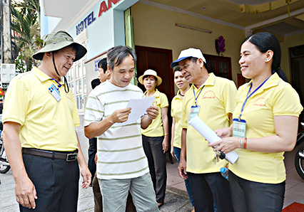 Lực lượng chức năng phường Thắng Tam tổ chức tuyên truyền, vận động các hộ kinh doanh, nhà hàng, khách sạn không lấn chiếm lòng lề đường, vỉa hè,  treo biển quảng cáo đúng quy định. Ảnh: BÁO KHÁNH