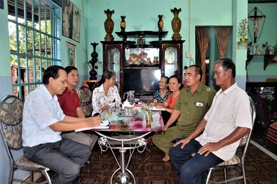 Ban điều hành ấp Xà Bang 1 đến nhà ông Nguyễn Hoàng Sơn (bìa phải) tuyên truyền về công tác xây dựng nông thôn mới. 