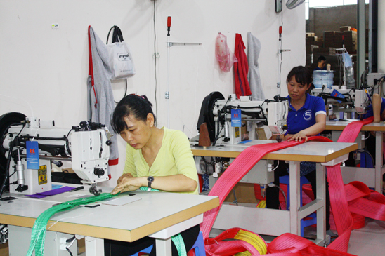 Sau khi áp dụng phương pháp quản lý của Nhật Bản, doanh thu của Công ty CP Liên hợp Mê Kông (TP.Vũng Tàu) và thu nhập của người lao động đã tăng 15-20%. Trong ảnh: Sản xuất cáp vải tại Công ty CP Liên hợp Mê Kông.
