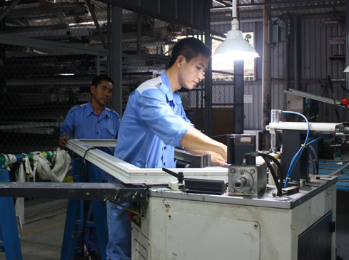 Công ty CP Kỹ thuật cửa Huynh Đệ (TP.Vũng Tàu) đã có nhiều đổi thay tích cực sau khi áp dụng phương pháp quản lý của Nhật Bản. Trong ảnh: Sản xuất cửa nhôm tại Công ty CP Kỹ thuật cửa Huynh Đệ.