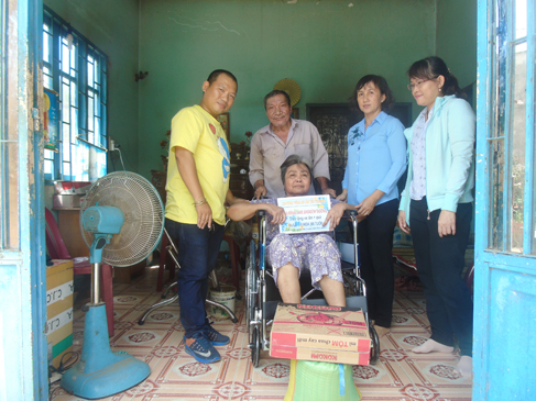Đại diện Trung tâm Công tác xã hội tỉnh và Trung tâm Công tác  xã hội thanh niên TP.Hồ Chí Minh tặng xe lăn cho bà Lê Thị Hoa  (xã Bình Ba, huyện Châu Đức). 