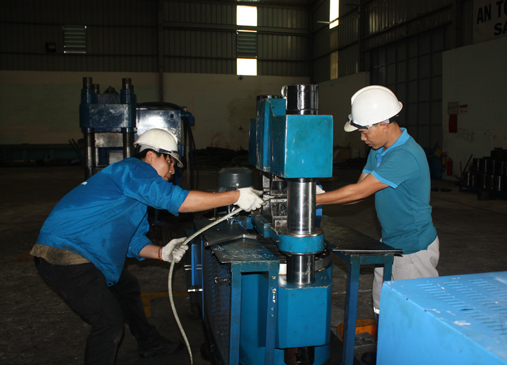 Sau khi áp dụng phương pháp quản lý của Nhật Bản, doanh thu của Công ty CP Liên hợp Mê Kông (TP.Vũng Tàu) và thu nhập của người lao động đã tăng 15-20%. Trong ảnh: Công nhân cán thép tại Công ty CP Liên hợp Mê Kông. Ảnh: VÂN ANH