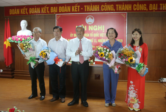 Đồng chí Bùi Thanh Nghĩa, Chủ tịch UBMTTQ Việt Nam tỉnh tặng hoa cho các cá nhân, tập thể được bổ sung vào UBMTTQ Việt Nam tỉnh khóa V, nhiệm kỳ 2014-2019.