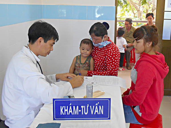 Bác sĩ Trung tâm Quân dân y huyện Côn Đảo khám và tư vấn sức khỏe cho người dân trên địa bàn huyện.