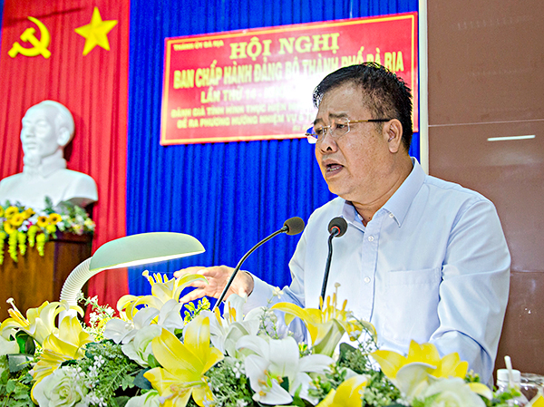 Đồng chí Nguyễn Văn Trình, Phó Bí thư Tỉnh ủy, Chủ tịch UBND tỉnh phát biểu chỉ đạo tại hội nghị.