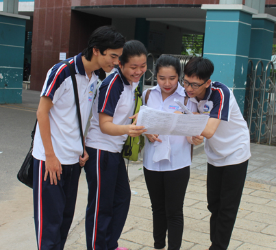 Thí sinh trao đổi bài sau khi kết thúc môn thi tiếng Anh tại hội đồng thi Trường THCS Nguyễn Văn Linh (TP.Vũng Tàu). Ảnh: HOÀNG HƯỜNG