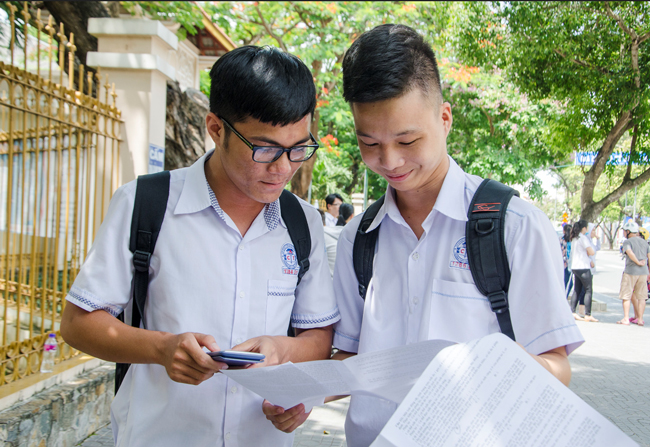 Thí sinh vui vẻ sau khi hoàn thành các môn thi khoa học tự nhiên tại hội đồng thi Trường THPT Châu Thành (TP.Bà Rịa). Ảnh: BẢO KHÁNH.