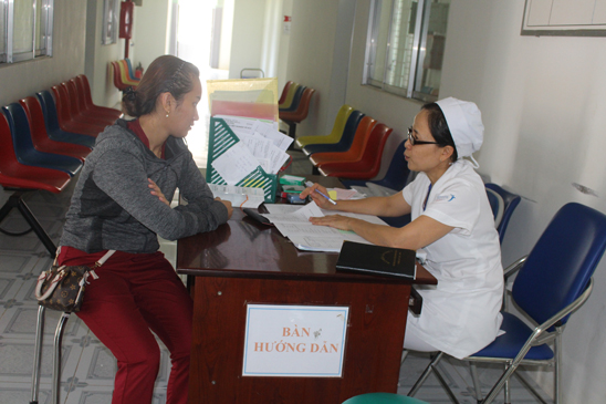 Nhân viên Trung tâm Chăm sóc sức khỏe sinh sản tỉnh tư vấn cho bệnh nhân.