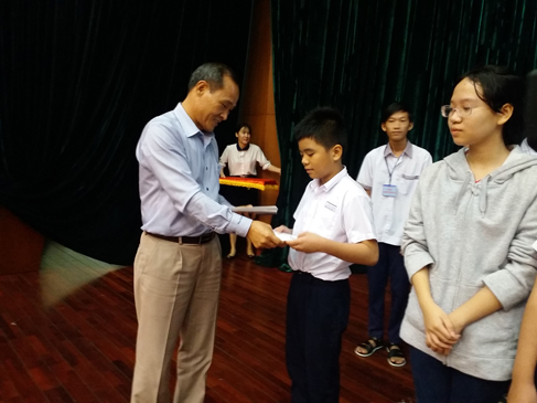 Đại diện Sở LĐTBXH trao học bổng cho học sinh.