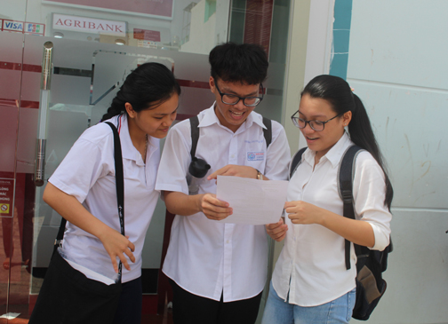 Thí sinh trao đổi bài thi sau khi kết thúc môn Ngữ văn tại Hội đồng thi Trường THCS Nguyễn Văn Linh (TP.Vũng Tàu). Ảnh: HOÀNG HƯỜNG