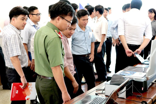 Các đại biểu tìm hiểu Giải pháp số hóa hồ sơ văn bản tạo lập cơ sở dữ liệu điện tử của Công ty FSI.