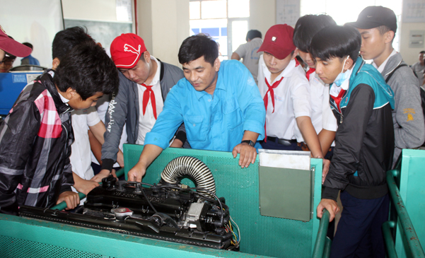 HS tham quan, trải nghiệm thực tế tại xưởng Điện ô tô Trường CĐ Kỹ thuật Công nghệ BR-VT.