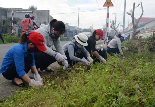 ĐVTN huyện Đất Đỏ thu gom rác, phát quang cây cối tại khu phố Hải An (thị trấn Phước Hải).