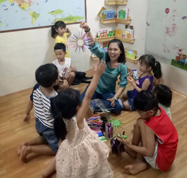 Cô giáo hướng dẫn bé làm đồ chơi từ ống hút tại quán cà phê KaN.
