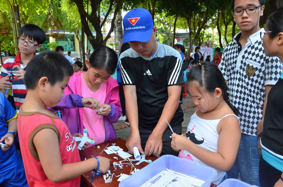 Các em thiếu nhi cắt dán chữ X thăng bằng tại  sân chơi kỹ năng “Vui hè - trải nghiệm”.