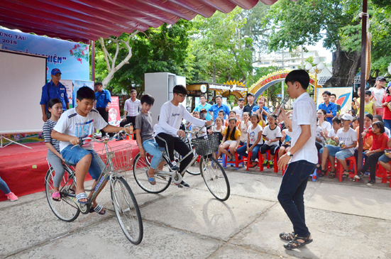 Các thanh, thiếu nhi tham gia trò chơi thi xe đạp chậm tại sân chơi kỹ năng “Vui hè - trải nghiệm”. Ảnh: MINH QUANG