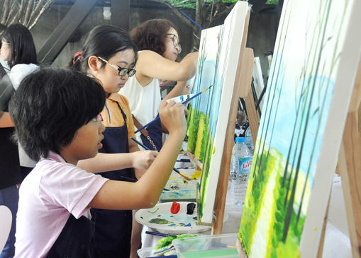 Các em nhỏ học vẽ tại quán cà phê sách Ngọc Tước. Ảnh: MINH THANH