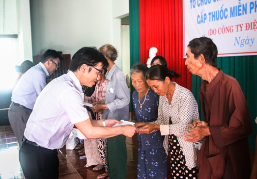 Ông Hironori Sugino, thành viên Hội đồng quản trị Công ty Điện lực TNHH BOT Phú Mỹ 3 tặng quà cho người nghèo TX.Phú Mỹ.  