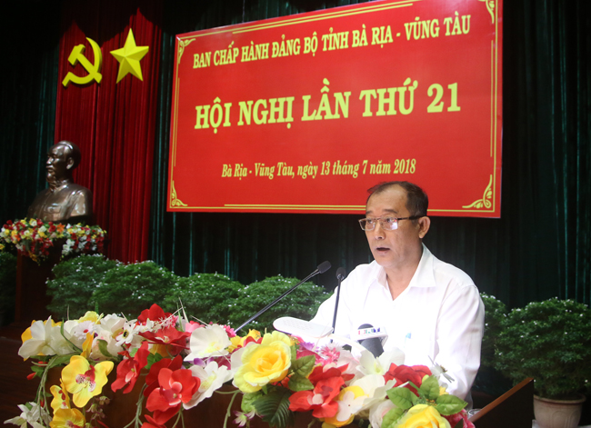 Đồng chí Phạm Minh An, giám đốc Sở Y tế góp ý vào Dự thảo Chương trình hành động của Tỉnh ủy thực hiện Nghị quyết số 20-NQ/TW về tăng cường công tác bảo vệ, chăm sóc và nâng cao sức khỏe nhân dân trong tình hình mới của Ban Chấp hành Trung ương khóa XII. 