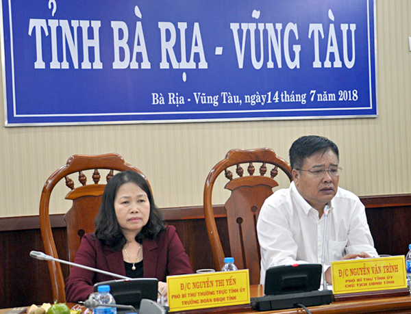 Các đồng chí: Nguyễn Thị Yến, Phó Bí thư Thường trực Tỉnh uỷ, Trưởng Đoàn Đại biểu Quốc hội tỉnh; Nguyễn Văn Trình, Phó Bí thư Tỉnh uỷ, Chủ tịch UBND tỉnh chủ trì cuộc họp.