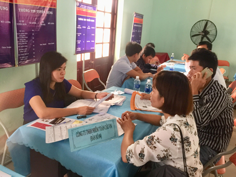Người lao động tham gia tìm việc tại Phiên giao dịch việc làm lần thứ 5 năm 2018 tại TX. Phú Mỹ.