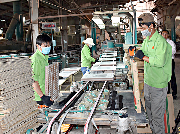 Việc thu hút các dự án đầu tư đã tạo việc làm cho lao động trên địa bàn TX. Phú Mỹ. Trong ảnh: Công nhân Công ty TNHH Gạch men Hoàng Gia (KCN Mỹ Xuân A, phường Mỹ Xuân, TX. Phú Mỹ) trong giờ làm việc.