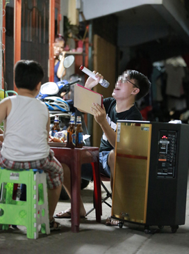 Cần ý thức trong việc hát karaoke để không ảnh hưởng đến người xung quanh. (Ảnh có tính chất minh họa).