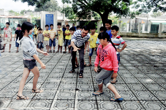 Trẻ em xã Kim Long (huyện Châu Đức) chơi trò chơi tại một buổi sinh hoạt hè. 