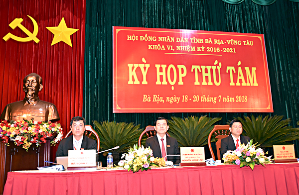 Các đồng chí: Nguyễn Hồng Lĩnh, Ủy viên Trung ương Đảng, Bí thư Tỉnh ủy, Chủ tịch HĐND tỉnh; Trần Đình Khoa, Ủy viên Ban Thường vụ Tỉnh ủy, Phó Chủ tịch HĐND tỉnh; Trần Văn Tuấn, Tỉnh ủy viên, Phó Chủ tịch HĐND tỉnh chủ tọa kỳ họp.