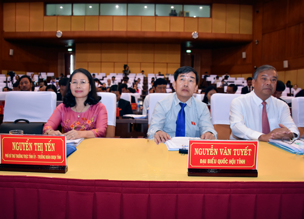 Các đồng chí: Nguyễn Văn Tuyết, Phó Chủ nhiệm Ủy ban Văn hóa, giáo dục thanh niên, thiếu niên và nhi đồng của Quốc hội; Nguyễn Thị Yến, Phó Bí thư Thường trực Tỉnh ủy, Trưởng Đoàn Đại biểu Quốc hội tỉnh; Bùi Thanh Nghĩa, Ủy viên Ban Thường vụ Tỉnh ủy, Chủ tịch UBMTTQVN tỉnh tham dự kỳ họp.