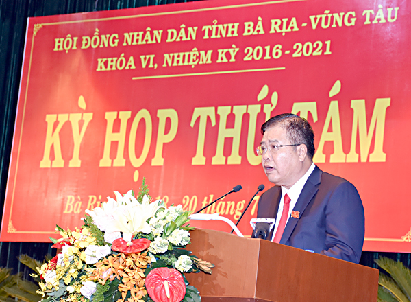 Đồng chí Nguyễn Văn Trình, Phó Bí thư Tỉnh ủy, Chủ tịch UBND tỉnh báo cáo tình hình thực hiện nhiệm vụ phát triển kinh tế - xã hội, quốc phòng, an ninh 6 tháng đầu năm 2018.