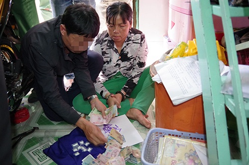Trinh sát Biên phòng khám xét nơi ở đối tượng Nguyễn Thị Kim Lộc (SN 1985, ngụ tại TP. Vũng Tàu) để điều tra về hành mua bán trái phép chất ma túy vào ngày 25-1-2018.