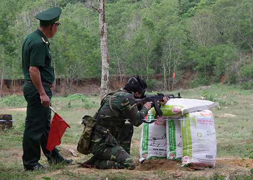 Cán bộ chiến sĩ BĐBP tỉnh thực hành bắn đạn thật trên thao trường.
