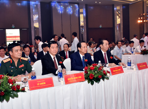 Các đồng chí: Trần Đại Quang, Chủ tịch nước; Đào Ngọc Dung, Ủy viên Trung ương Đảng, Bộ trưởng Bộ LĐTBXH; Nguyễn Hồng Lĩnh, Ủy viên Trung ương Đảng, Bí thư Tỉnh ủy, Chủ tịch HĐND tỉnh; Thượng tướng Lê Chiêm, Thứ trưởng Bộ Quốc phòng tham dự hội nghị.