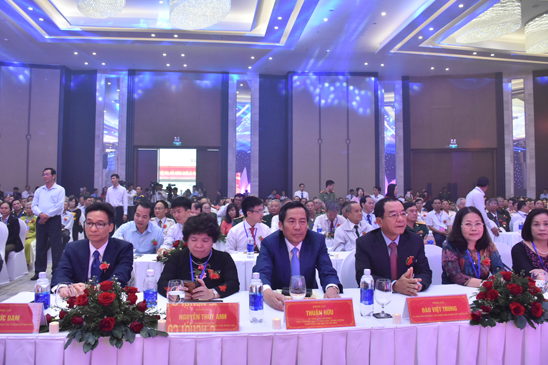Từ trái qua: Các đồng chí: Vũ Đức Đam, Phó Thủ tướng Chính phủ; Nguyễn Thúy Anh, Chủ nhiệm Ủy ban về các vấn đề xã hội của Quốc hội; Thuận Hữu, Phó Trưởng Ban Tuyên giáo Trung ương, Tổng Biên tập Báo Nhân dân; Đào Việt Trung, Chủ nhiệm Văn Phòng Chủ tịch nước; Nguyễn Thị Yến, Phó Bí thư Thường trực Tỉnh ủy, Trưởng Đoàn ĐBQH tỉnh tham dự hội nghị.