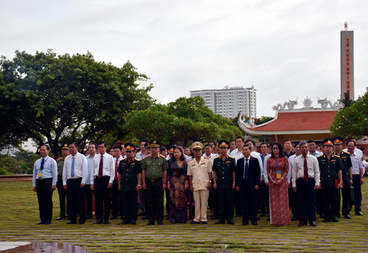 Các đại biểu viếng Đền thờ Liệt sĩ TP.Vũng  Tàu.