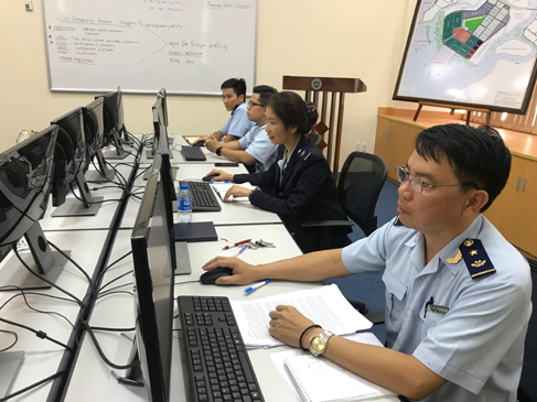 Các thành viên Nhóm Kiểm soát container ở cảng biển thu thập, phân tích thông tin các container xuất nhập khẩu.