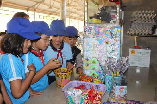 Đại biểu HĐND tỉnh đề nghị cơ quan chức năng tăng cường kiểm tra công tác bảo đảm vệ sinh an toàn thực phẩm tại trường học. Trong ảnh: Học sinh mua thức ăn tại căng tin Trường TH Láng Dài 1 (huyện Đất Đỏ). Ảnh: Khánh Chi  