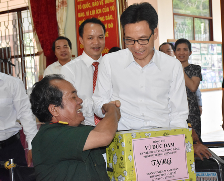 Đồng chí Vũ Đức Đam, Phó Thủ tướng Chính phủ tặng cho các thương, bệnh binh nặng đang điều trị tại Trung tâm điều dưỡng thương binh và người có công Long Đất ở thị trấn Long Hải, huyện Long Điền.