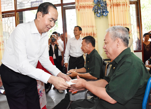 Chủ tịch nước Trần Đại Quang tặng quà các thương, bệnh binh nặng đang điều trị tại Trung tâm điều dưỡng thương binh và người có công Long Đất ở thị trấn Long Hải, huyện Long Điền.