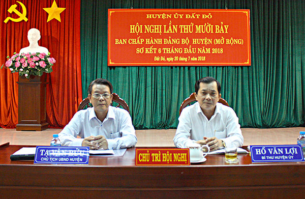 Từ phải qua: Đồng chí Hồ Văn Lợi, Tỉnh ủy viên, Bí thư Huyện ủy và đồng chí Tạ Văn Bửu, Phó Bí thư Huyện ủy, Chủ tịch UBND huyện chủ trì hội nghị.