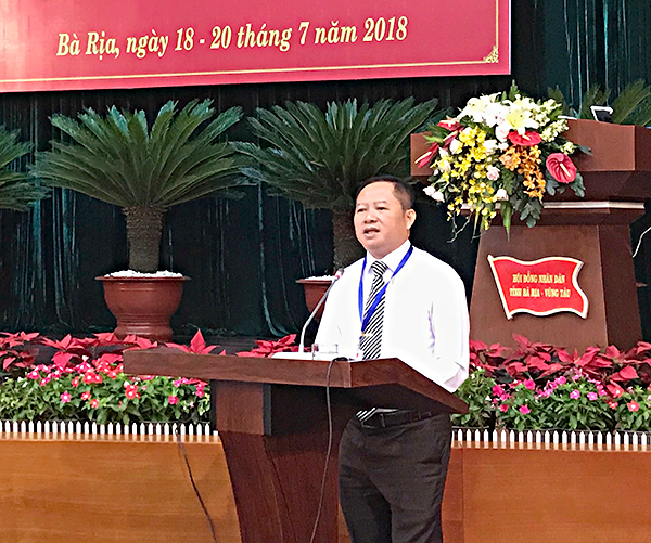 Các đại biểu nghiên cứu tài liệu tại kỳ họp.